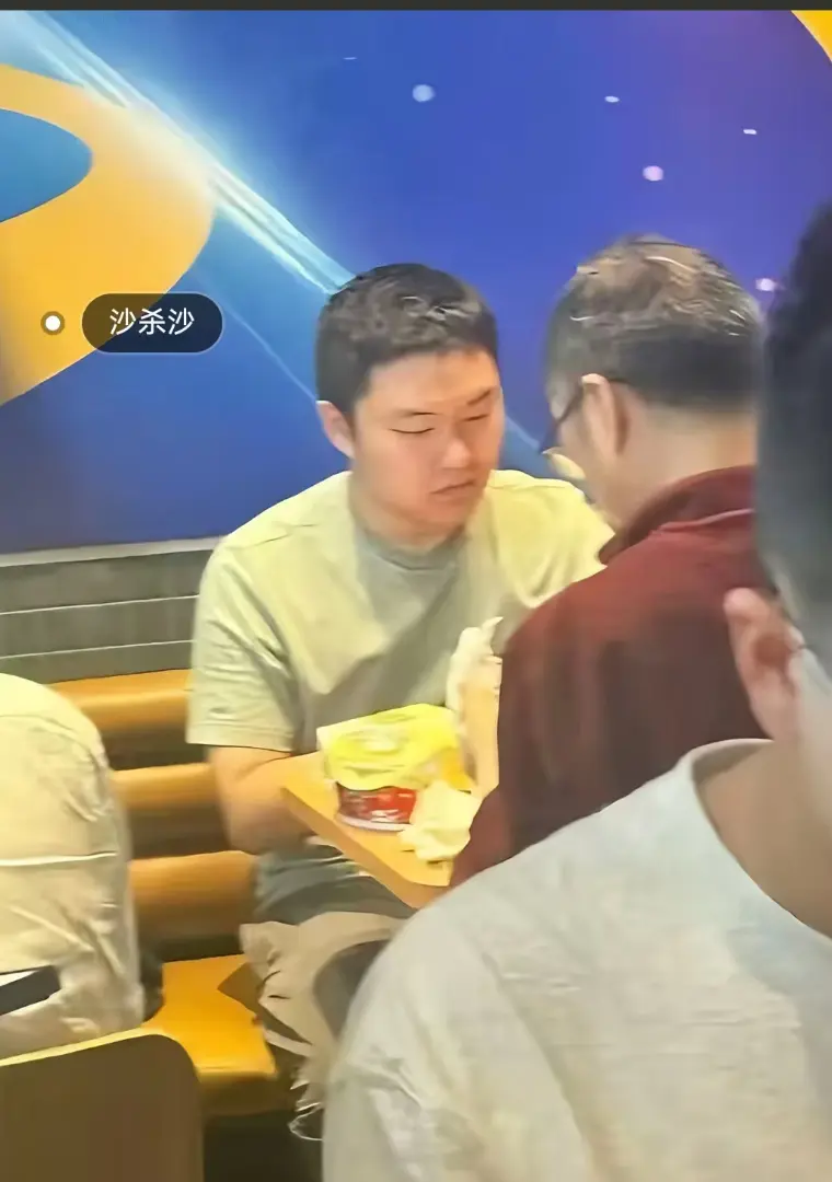 想看《上海第二工业大学沙哥》？沙哥回应进展全知晓，砸门视频无删减，老师请沙哥吃汉堡哥视频持续更新！