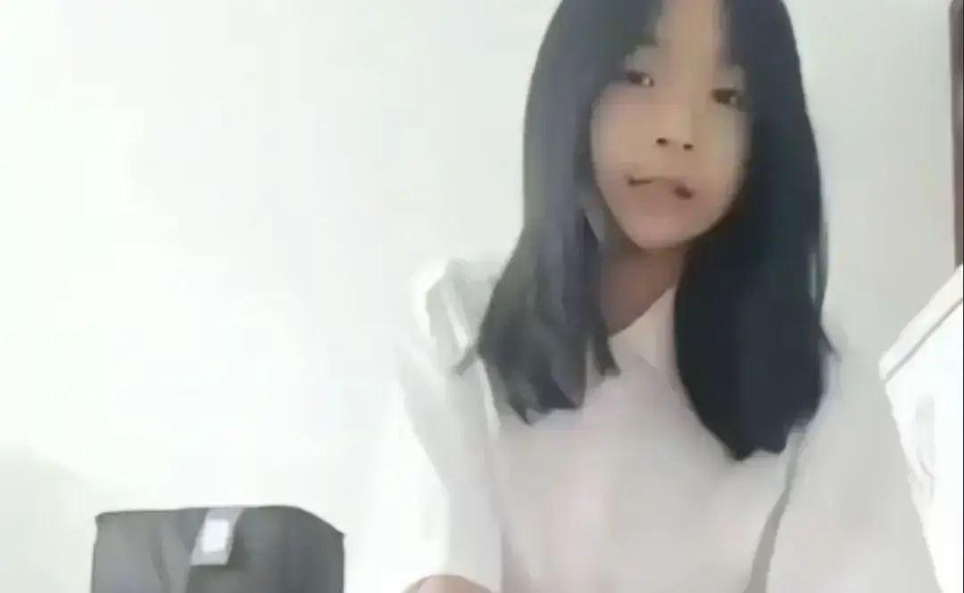 《张婉莹女孩写作业事件》全内容无删减，1080P高清免费在线，资源流出后家长圈炸了，张婉莹写作业事件超火