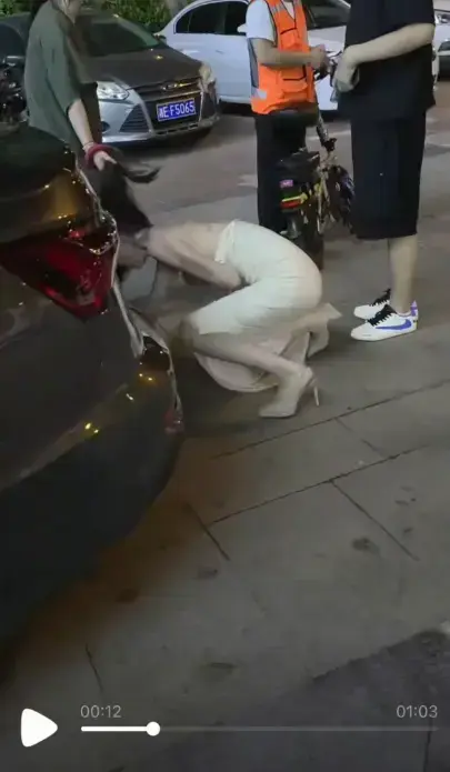 白衣女子被抓头发跳河