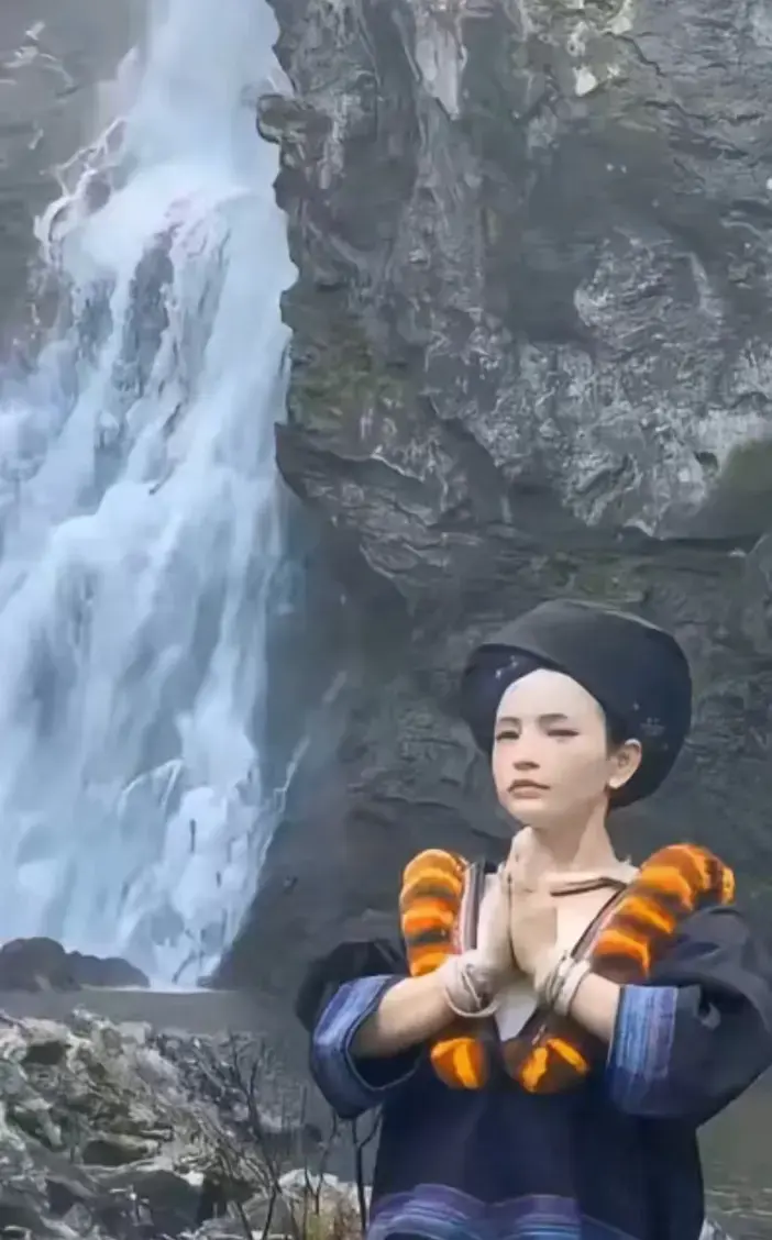 《苗族女孩瀑布双手合一》引发热议，彝族女生瀑布下双手合一视频真相大揭秘，高山流水画面免费畅享高清播放