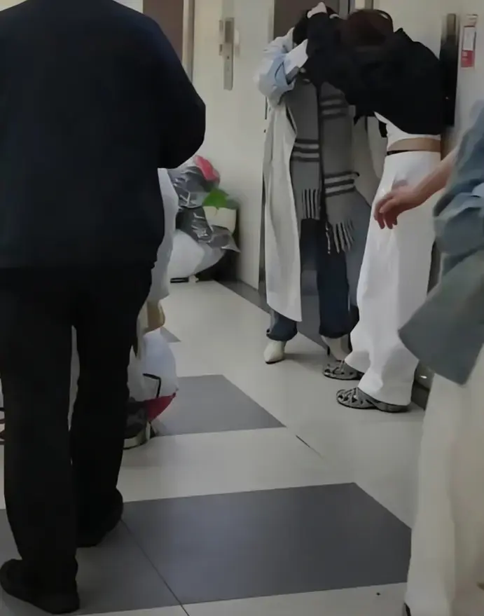 杭州四季青荣荣服饰原视频来了-《杭州四季青荣荣服饰原视频》免费观看，心疼二姐，四季青女人不易，女汉子被枕边人出卖