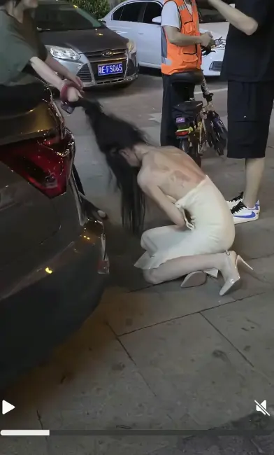 直击《白裙女子被抓头发跳河》，小三疑云引发关注，白裙女子跳河后续持续更新