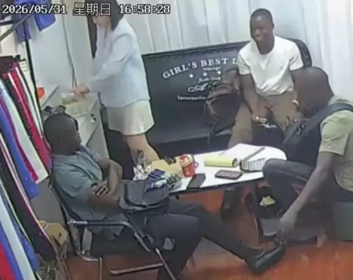 《三个黑人买衣服》事件全记录-服装店监控曝光美女老板娘应对三个黑人顾客-高清视频免费在线观看-《三个黑人买衣服》精彩不容错过