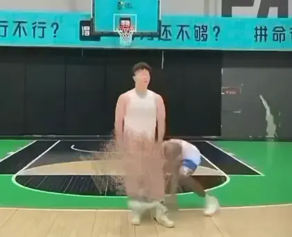 《牛教练的裤子》精彩片段：黑哥偷袭牛教练裤子，随后被追着满球场跑